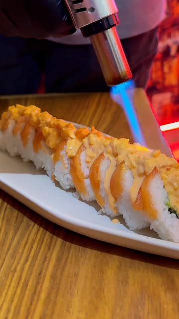 Preparación de sushi flameado en Mochi Moncho